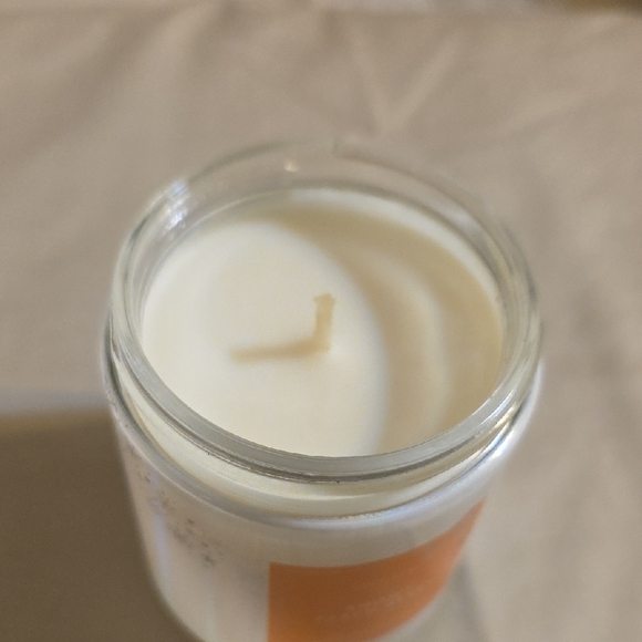 White Barn Snowy Peach Berry Candle - White Jar with Orange Label - Picture 4 of 4